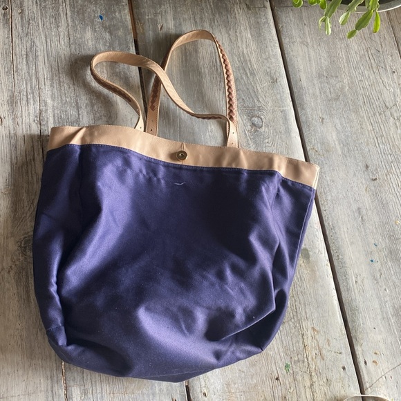 Brazilian leather tote bag by Cour Art. Very soft light brown and gold hardware. - Picture 6 of 11